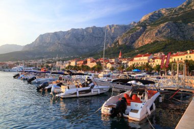 MAKARSKA, CROATIA - 21 Haziran 2019: Hırvatistan 'ın Makarska kentinde gün batımı. Hırvatistan 'a 2018 yılında 18,4 milyon turist geldi.