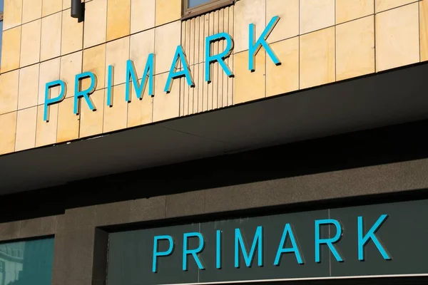 ESSEN, Almanya - 20 Eylül 2020: Essen, Almanya 'daki Primark moda mağazası manzarası. Primark, İrlanda kökenli hızlı bir moda perakendecisi..