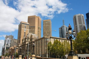 Avustralya 'daki Melbourne şehrinde. Melbourne CBD ufuk çizgisi sokak görüntüsü.