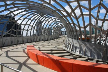 MELBOURNE, AUSTRALYA - 9 Şubat 2008: Melbourne, Avustralya 'daki Webb Köprüsü. Webb Köprüsü DC Marshall tarafından tasarlandı ve birçok ödül aldı..