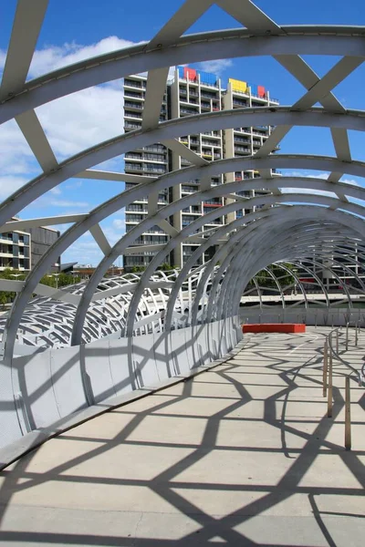 MELBOURNE, AUSTRALYA - 9 Şubat 2008: Melbourne, Avustralya 'daki Webb Köprüsü. Webb Köprüsü DC Marshall tarafından tasarlandı ve birçok ödül aldı..