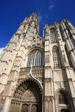 Belçika 'nın Antwerp şehrindeki Our Lady Katedrali (Onze-Lieve-Vrouwekathedraal). Benelux işaretleri.