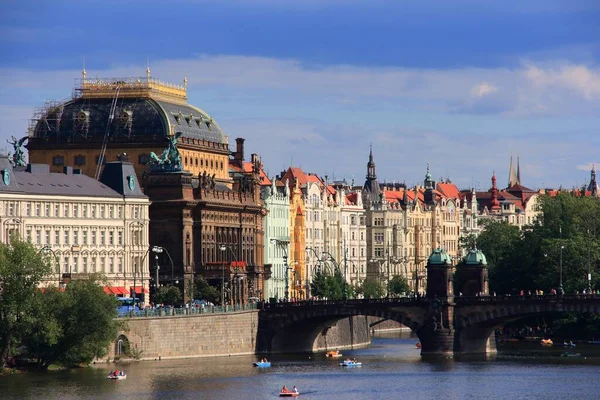 Vltava Nehri Ile Prag Silueti Ulusal Tiyatro Narodni Divadlo Ile — Stok fotoğraf