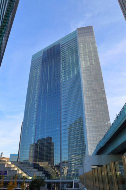 TOKYO, JAPONYA - 2 Aralık 2016: Tokyo 'nun Shiodome ilçesindeki Dentsu Binası. Dentsu A.Ş. 'nin reklam ve iletişim şirketinin genel merkezi..
