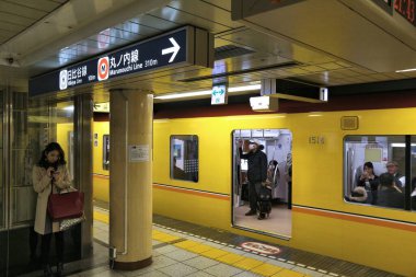 TOKYO, JAPONYAN - 28 Kasım 2016: Tokyo Metro Ginza Line trenine binen insanlar. Toei Metro ve Tokyo Metro 285 istasyona ve 8.7 milyon günlük kullanıcıya sahiptir..