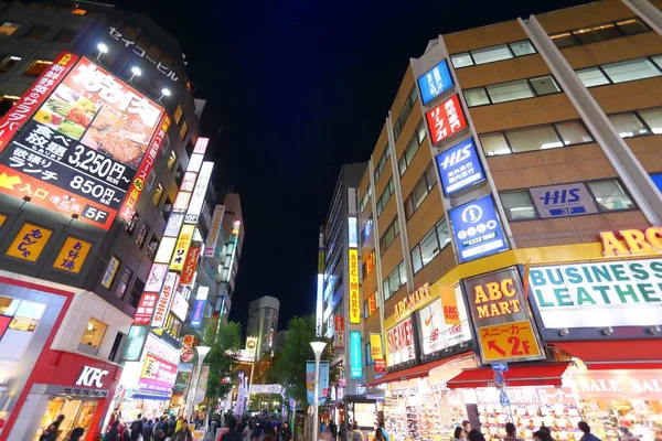 Tokyo Japan Listopad 2016 Ludzie Odwiedzają Tokio Nocy Ikebukuro Jest — Zdjęcie stockowe
