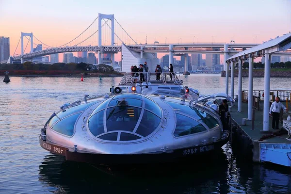 Tokyo Ιαπωνια Δεκεμβριου 2016 Άνθρωποι Οδηγούν Φουτουριστικό Κρουαζιερόπλοιο Hotaluna Στο — Φωτογραφία Αρχείου