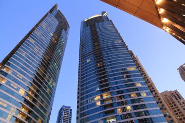 Dubai, BAE - 23 Kasım 2017 Dubai Marina, BAE 'deki Al Fattan Deniz Kuleleri kompleksi. El Fattan Emlak Birleşik Arap Emirlikleri 'nden bir gayrimenkul müteahhidi..