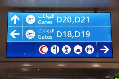 DUBAI, BAE - 23 Kasım 2017: Dubai Uluslararası Havalimanı, Birleşik Arap Emirlikleri 'nde geçit işaretleri. Dünyanın en işlek havaalanlarından biri..