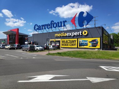 CHORZOW, POLAND - 15 Mayıs 2022 Polonya 'daki Carrefour süpermarketi. Carrefour, 30 'dan fazla ülkede faaliyet gösteren çok uluslu Fransız perakende şirketi..