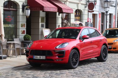 DRESDEN, ALMANY - 10 Mayıs 2018: Porsche Macan Almanya 'da park edilmiş lüks SUV aracı. Almanya 'da kayıtlı 45.8 milyon araç bulunmaktadır (2017 itibariyle).).