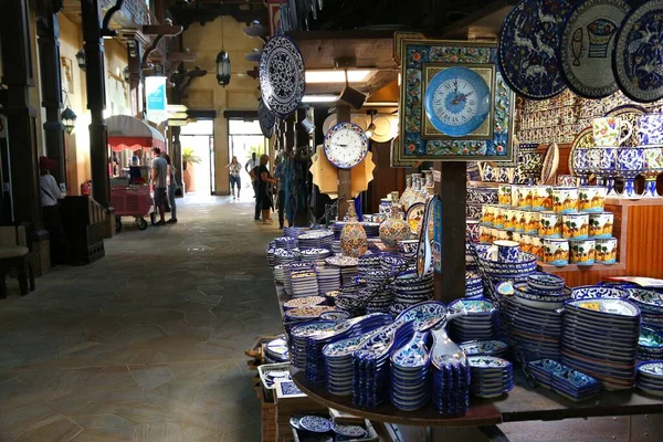 2017年11月23日 游客参观迪拜Souk Madinat Jumeirah的手工艺品商店 传统的阿拉伯风格的集市是Madinat Jumeirah度假胜地的一部分 — 图库照片