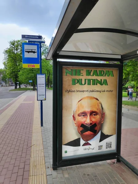 BYTOM, POLAND - 14 Mayıs 2022: Polonya 'da savaş karşıtı medya kampanyası. 