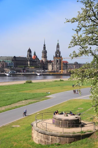 Dresden Germany May 2018 People Ride Bicycles Elbe River Bank — Stockfoto