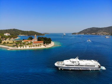 VIS, CROATIA - 22 Haziran 2021: Jadrolinija feribotu Vis adasına ulaşır. Hırvatistan 'a 2018 yılında 18,4 milyon turist geldi.