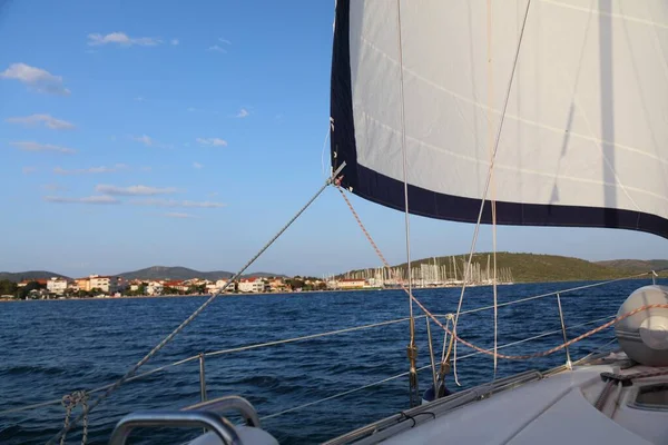 Ταξιδεύοντας Στην Κροατία Ναύλωση Ιστιοπλοϊκού Σκάφους Στην Πίροβατς Της Κροατίας — Φωτογραφία Αρχείου