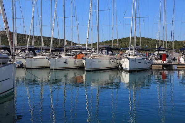 PIROVAC, CROATIA - 26 Temmuz 2021: Pirovac Marina 'ya demir atmış yelkenliler. Hırvatistan, Avrupa 'da ünlü bir yaz yelkencilik beldesi.