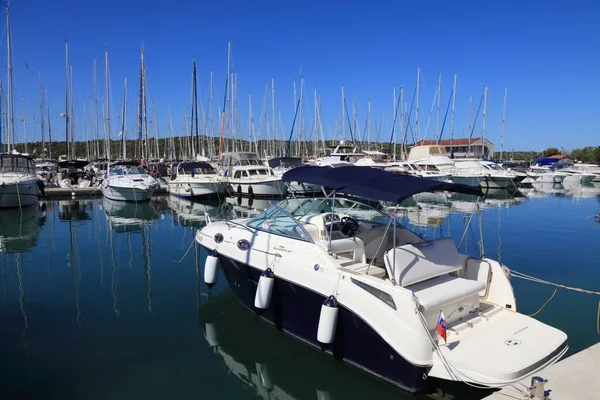 Pirovac Croazia Luglio 2021 Imbarcazione Motore Lusso Barche Vela Ormeggiate — Foto Stock