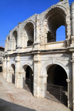 Provence, Fransa 'daki Arles kasabası. UNESCO dünya mirası sahası - antik Roma amfitiyatro kalıntıları.