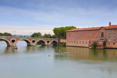 Toulouse, Fransa 'daki Pont Neuf köprüsü. Garonne Nehri.