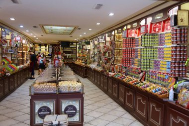 AIGUES-MorTES, FRANCE - 1 Ekim 2021: Fransa 'nın Occitania bölgesindeki Aigues-Mortes ortaçağ kasabasındaki yerel zanaatkar Fransız mutfağını ziyaret edenler.