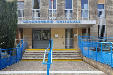 ARLES, FRANCE - 1 Ekim 2021: Arles, Fransa 'daki Jandarma Ulusal Polis Karakolu. Arles, Bouches-du-Rhone departmanının büyük bir kasabasıdır..