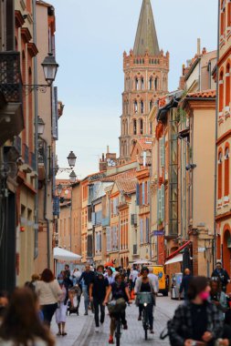TOULOUSE, FRANCE - 28 Eylül 2021: Toulouse City, Capitole ilçesini ziyaret edenler. Toulouse Fransa 'daki en büyük dördüncü komün..
