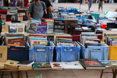 TOULOUSE, FRANCE - 28 Eylül 2021 Toulouse şehir merkezindeki bit pazarı kitap standında. Toulouse Fransa 'daki en büyük dördüncü komün..