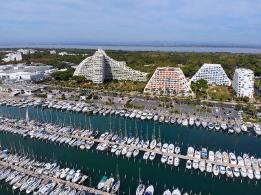 LA GRANDE-MOTTE, FRANCE - 2 Ekim 2021: Marina ve Fransa 'nın Occitanie bölgesindeki La Grande-Motte tatil beldesi.