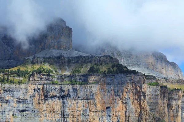 Bergen Bewolkte Spaanse Pyreneeën Uitzicht Vanaf Senda Los Cazadores Wandelpad — Stockfoto