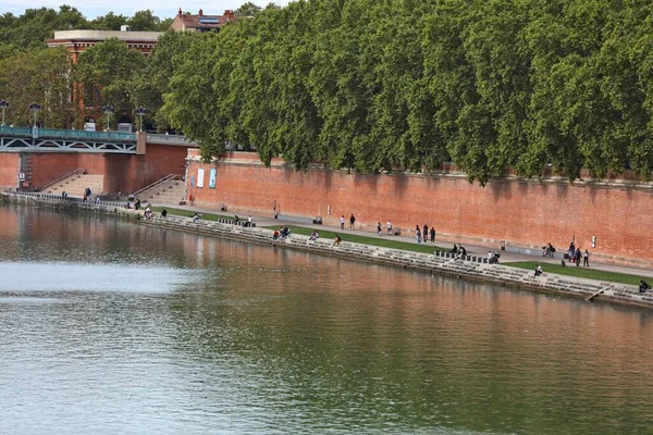 Toulouse Frankrike September 2021 Människor Besöker Floden Garonne Vallen Centrala — Stockfoto