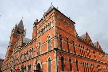 Manchester 'daki Şehir Polis Mahkemeleri binası - İngiltere' nin kuzeybatısındaki şehir. İkinci derece listelenmiş bina.