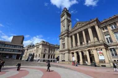 BIRMINGHAM, İngiltere - 19 Nisan 2013: İnsanlar Birmingham 'daki Chamberlain Meydanı' nı ziyaret ediyor. Birmingham, Londra dışındaki en kalabalık İngiliz şehridir..