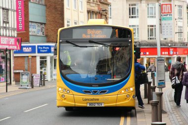 BOLTON, İngiltere - 23 Nisan 2013: Bolton, İngiltere 'de bir Lancashire United Volvo otobüsü. Bolton, İngiltere 'nin en büyük nüfus bölgelerinden biri olan Büyük Manchester' ın bir parçası (ilçede yaşayan 2,68 milyon kişi).).