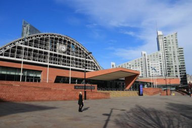 MANCHESTER, İngiltere - 22 Nisan 2013: İngiltere 'de Manchester Merkez Konvansiyon Kompleksi' nin yanından geçen kişi. Eski Manchester Merkez Tren İstasyonu şu anda bir sergi ve konferans merkezi..