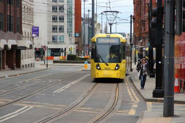Manchester, İngiltere - 21 Nisan 2013: İnsanlar Manchester Manchester, İngiltere'de tramvayla. Manchester Metrolink hizmet veren 21 milyon rides her yıl (2011).