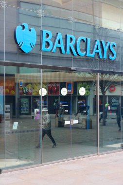 MANCHESTER, İngiltere - 21 Nisan 2013: Barclays Bank Manchester, İngiltere şubesi. Barclays, İngiltere 'nin başkenti Londra' da kurulmuş çok uluslu bir finans ve bankacılık şirketidir..