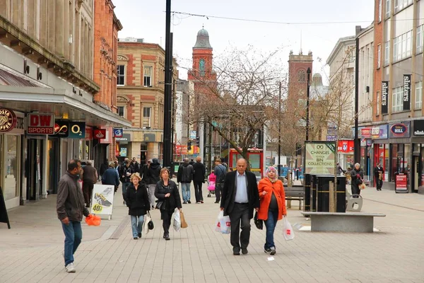 Bolton Reino Unido Abril 2013 Pessoas Visitam Uma Rua Comercial — Fotografia de Stock