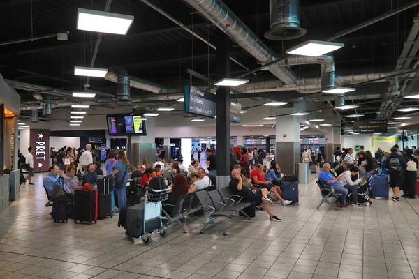 Luton, Uk - 12 Temmuz 2019: Yolcular İngiltere'deki Londra Luton Havaalanı'nı ziyaret ediyor. İngiltere'nin yıllık 16,5 milyon yolcusuyla en işlek 5..
