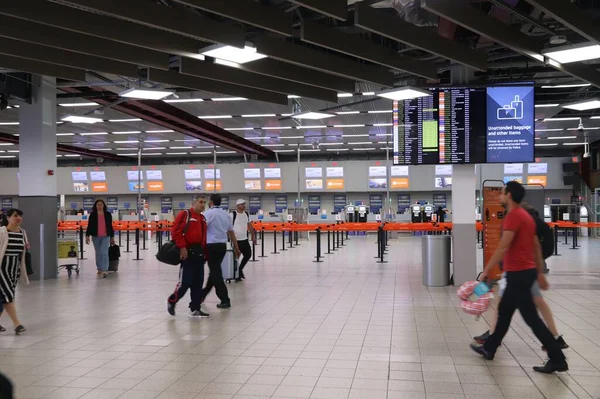 Luton Reino Unido Julio 2019 Los Pasajeros Visitan Aeropuerto Londinense —  Fotos de Stock