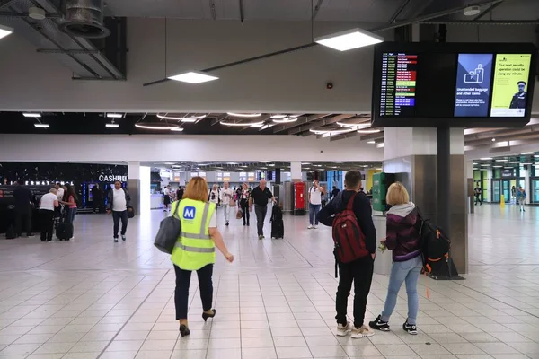 Luton Royaume Uni Juillet 2019 Les Passagers Visitent Aéroport Londres — Photo