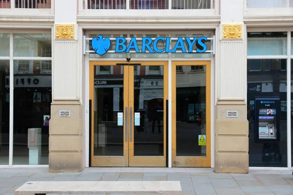 Manchester April 2013 Atm Barclays Bank Branch Manchester 巴克莱银行是一家跨国金融和银行集团 总部设在英国伦敦 — 图库照片