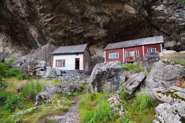 Noorwegen Mijlpaal Helleren Oude Huizen Verborgen Onder Enorme Rots Klif — Stockfoto