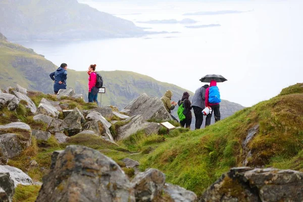 Runde Norwegia Lipiec 2020 Obserwatorzy Ptaków Odwiedzają Wyspę Runde Deszczu — Zdjęcie stockowe