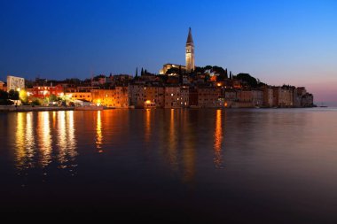 Rovinj, Hırvatistan. Istria Yarımadası'nda güzel kasabanın akşam görünümü.