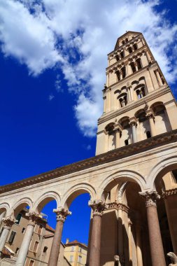 Bölünme işareti. Hırvatistan 'ın Eski Kasabası. UNESCO Dünya Mirası Tarihi Alanı. Katedral campanili.
