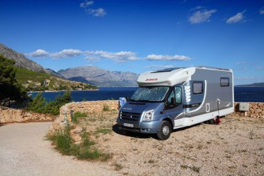 DALMATIA, CROATIA - 26 Haziran 2011: Kamp aracı Lokva-Rogoznica 'da bir kamp alanına park edildi. Hırvatistan, Güney Avrupa 'da popüler bir yaz tatili beldesi.