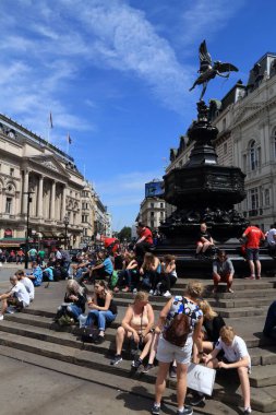 LONDON, İngiltere - 7 Temmuz 2016: İnsanlar Londra 'daki Piccadilly Sirki' ni ziyaret ediyor. Londra, 13 milyon nüfusuyla İngiltere 'nin en kalabalık şehridir..