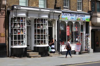 Londra, İngiltere - 7 Temmuz 2016: İnsanlar Londra 'da antikacıya ve hediyelik eşya dükkanına gidiyor. Londra, 13 milyon nüfusuyla İngiltere 'nin en kalabalık şehridir..
