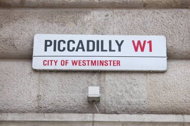 LONDON, İngiltere - 7 Temmuz 2016: Piccadilly sokak tabelası, Londra, İngiltere. Londra, 13 milyon nüfusuyla İngiltere 'nin en kalabalık şehridir..